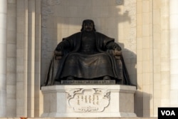 乌兰巴托政府宫前的成吉思汗雕像 (美国之音/阿南德·图穆尔托古)