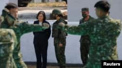 Tổng thống Đài Loan Thái Anh văn thị sát một màn biểu diễn cận chiến khi đến thăm một căn cứ quân sự ở Gia Nghĩa, Đài Loan ngày 25 tháng 3 năm 2023.