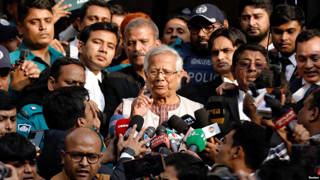 Ekonom penerima Hadiah Nobel, Muhammad Yunus, memberi keterangan pers setelah divonis hukuman penjara enam bulan atas pelanggaran undang-undang ketenagakerjaan, 1 Januari 2024. (Foto: Mohammad Ponir Hossain/Reuters)