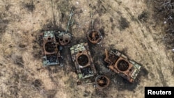 资料照：乌克兰顿涅斯卡地区被摧毁的俄军坦克。（2024年2月13日）
