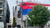Zastava Srbije na zgradi Pinka