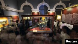 People view colonial-era artifacts that have been returned from the Netherlands, at the main Museum in Colombo, Sri Lanka, Dec. 5, 2023. 