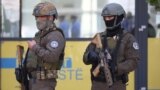 Pripadnici Policije Kosova stražare tokom sprovođenja jednog od uhapšenih nakon oružanog incidenta na sjeveru Kosova, u Prištini, 26. septembra 2023.
