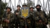 Українські солдати на військовій базі в Криму 2 березня 2014 р.