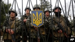 Українські солдати на військовій базі в Криму 2 березня 2014 р.