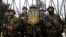 Українські солдати на військовій базі в Криму 2 березня 2014 р.
