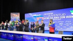 Presidente de Irán participa en una actividad con jóvenes simpatizantes del gobierno venezolano, el martes 13 de junio de 2023. 