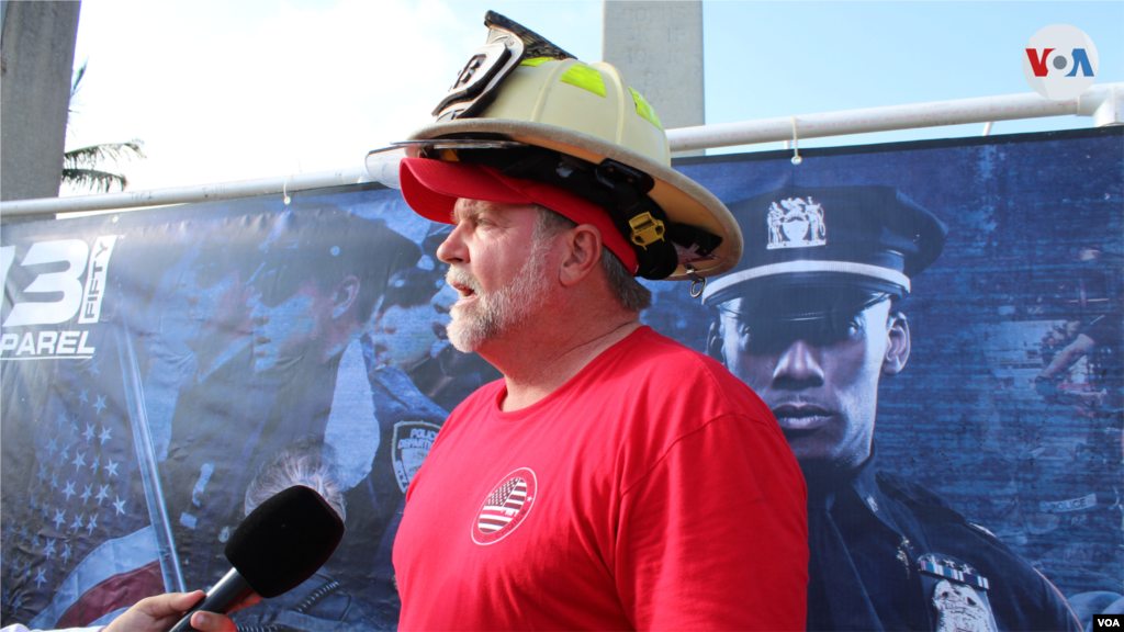 Robert Tobano, del cuerpo de bomberos en Palm Beach, asiste a la manifestación de apoyo a Trump.