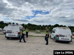 从立陶宛首都以外调配过来的储备警力和警车。