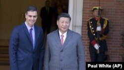 ARCHIVO - El presidente chino, Xi Jinping, con el presidente del gobierno de España, Pedro Sánchez, en el Palacio de la Moncloa, en Madrid, el 28 de noviembre de 2018. 