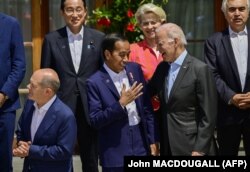 Presiden Joko Widodo, Presiden Komisi Eropa Ursula von der Leyen, Presiden AS Joe Biden dan Kepala Badan Energi Internasional (IEA) Fatih Birol dan para pemimpin G7 pada 27 Juni. 2022 di Jerman. (Foto: John MACDOUGALL/AFP)