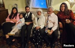 Perdana Menteri Skotlandia yang baru, Humza Yousaf berpose bersama keluarganya saat menghabiskan malam pertama mereka di Bute House, Edinburgh, Skotlandia, Inggris 28 Maret 2023. (Humza Yousaf/Handout via REUTERS)