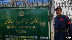 (FILE) A security personnel stands guard at the headquarters of Election Commission of Pakistan in Islamabad on September, 2023.