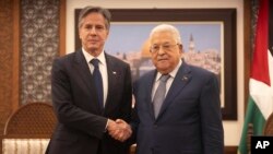 Menlu AS Antony Blinken (kiri) bertemu dengan Presiden Otoritas Palestina Mahmoud Abbas di Ramallah, Tepi Barat hari Kamis (30/11).