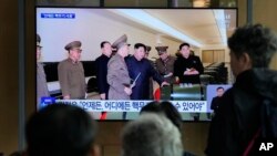 资料照片：首尔火车站电视屏幕显示有关朝鲜领导人金正恩视察军队的新闻节目。(2023年3月28日)