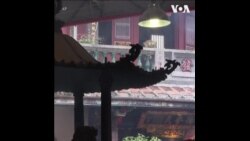 台北民众大年初一到保安宫祈福