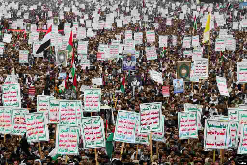 Puluhan ribu demonstran , sebagian besar pendukung Houthi, berunjuk rasa untuk menunjukkan solidaritas dengan warga Palestina di Jalur Gaza, di Sanaa, Yaman. (Reuters)