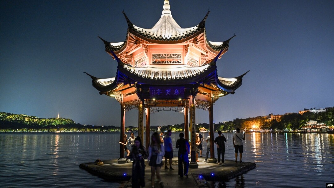 Ljudi se okupljaju na Zapadnom jezeru u Hangzhouu, kineskoj istočnoj pokrajini Zhejiang, 18. septembar 2023.