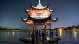 Ljudi se okupljaju na Zapadnom jezeru u Hangzhouu, kineskoj istočnoj pokrajini Zhejiang, 18. septembar 2023.