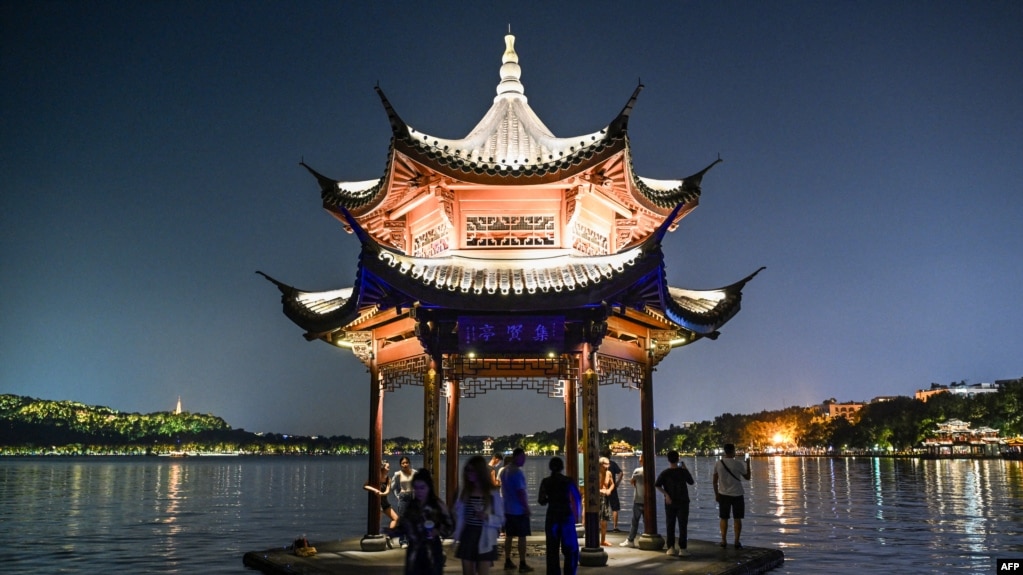 游客在中国杭州举办第19届亚运会前游览西湖。（2023年9月18日）(photo:VOA)