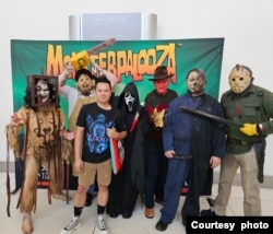 Frisky Kaunang (tanpa topeng) kerap datang ke acara-acara horor seperti konferensi Monsterpalooza di AS (dok: Frisky Kaunang)