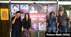 Aktivis Gusdurian, IKOHI serta akademisi di depan poster aktivis reformasi 98 yang diculik, mendesak pemerintah segera menuntaskan kasus orang hilang di Indonesia (foto Petrus Riski-VOA)
