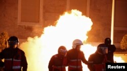 Sejumlah polisi tetap berjaga di tengah demonstrasi yang dilakukan kubu oposisi antipemerintah di Kantor Perdana Menteri Albania di Tirana, pada 20 Februari 2024. (Foto: Reuters/Florion Goga)