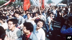 Archivo: Estudiantes chinos gritan después de romper un bloqueo policial durante una marcha a favor de la democracia a la Plaza de Tiananmen, Beijing, 4 de mayo de 1989.