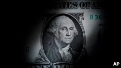 Lik predsednika Džordža Vašingtona na novčanici od jednog dolara, Pensilvanija, 13. mart, 2023. (Foto: AP/Matt Slocum)
