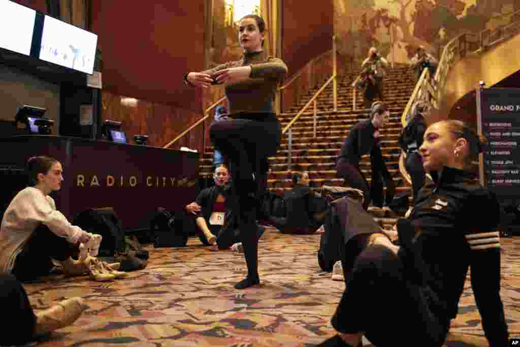 Танчери се протегаат пред аудициите за место на линијата Rockettes за &bdquo;Божиќен спектакулар во 2023 година со главни улоги на Radio City Rockettes&ldquo; во Radio City Music Hall во Њујорк.