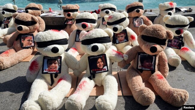 Gấu bông mang theo hình ảnh các trẻ em Israel bị Hamas bắt cóc tại Tel Aviv trong cuộc tấn công vào Israel.