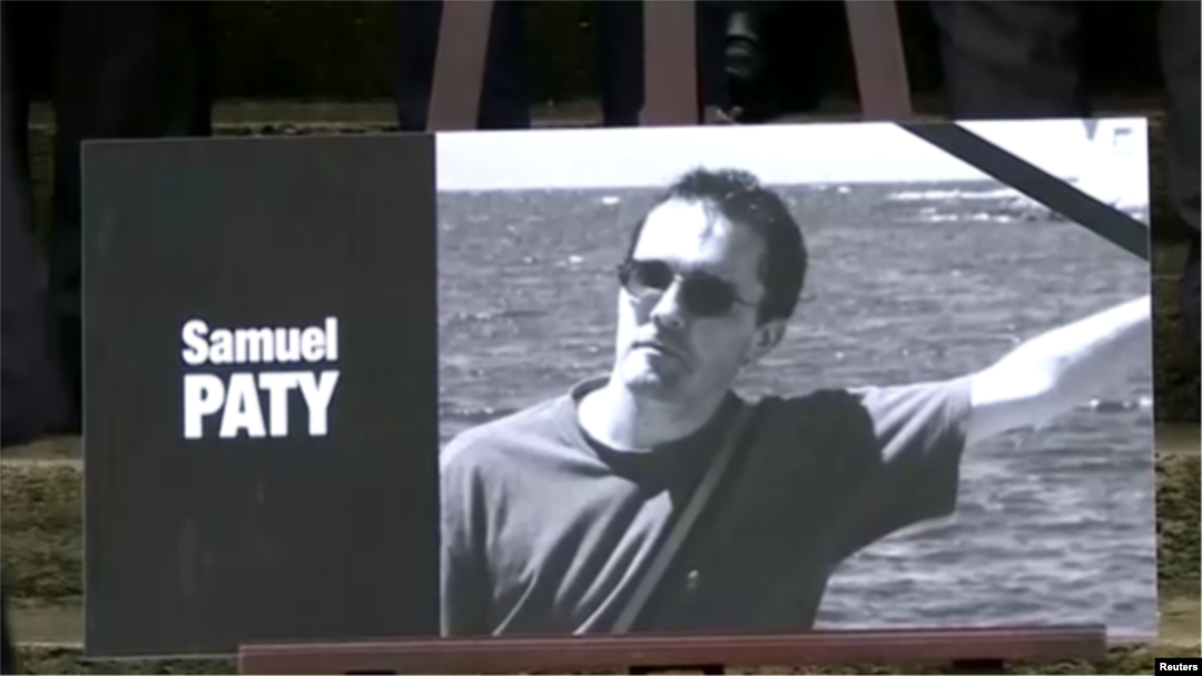 47 yaşındaki tarih ve coğrafya öğretmeni Samuel Paty, 16 Ekim 2020'de Paris'in kuzeybatısındaki bir banliyöde bulunan okulda 18 yaşındaki Çeçen kökenli bir kişi tarafından öldürülmüştü.