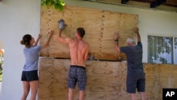 Stanovnici pokrivaju prozore svojih domova pripremajući se za dolazak uragana Beryl u Bridžtaun, Barbados, 30. juna 2024.