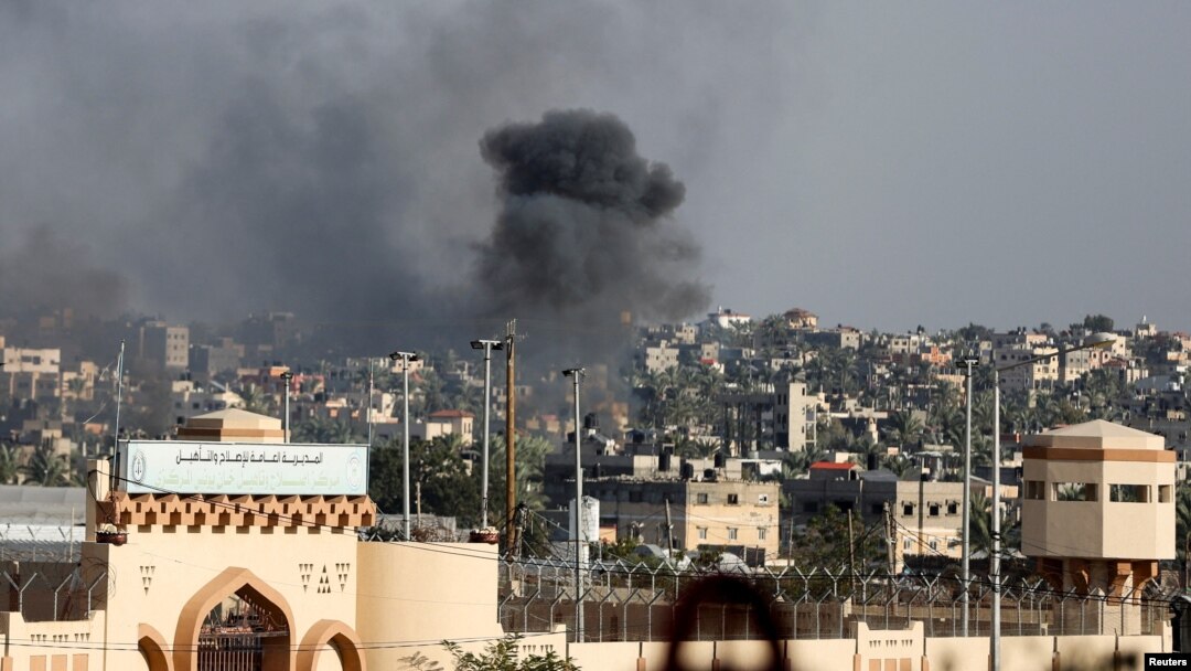 Asap mengepul setelah serangan udara Israel, di tengah konflik yang sedang berlangsung antara Israel dan Hamas, di Khan Younis, selatan Jalur Gaza, 9 Desember 2023. (Foto: REUTERS/Ibraheem Abu Mustafa)