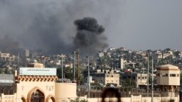 Asap mengepul setelah serangan udara Israel, di tengah konflik yang sedang berlangsung antara Israel dan Hamas, di Khan Younis, selatan Jalur Gaza, 9 Desember 2023. (Foto: REUTERS/Ibraheem Abu Mustafa)