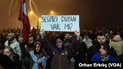 Hatay'daki 6 Şubat anmasına katılanlar ellerinde pankartlar taşıyarak, sloganlar attı.