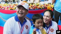 ကမ္ဘောဒီးယားဝန်ကြီးချုပ် ဟွန်ဆန် (Hun Sen) ရဲ့ သားဖြစ်သူ ကမ္ဘောဒီးယား စစ်တပ်အကြီးအကဲ Hun Manet ကို သူရဲ့ ဇနီးဖြစ်သူနဲ့အတူတွေ့ရစဉ် (ဇူလိုင် ၁၊ ၂၀၂၃)