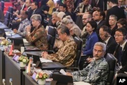 Para menteri luar negeri, termasuk Penny Wong Australia, dan Kepala Kebijakan Luar Negeri Partai Komunis China Wang Yi, menghadiri Pertemuan Menteri Luar Negeri KTT Asia Timur di Jakarta, 14 Juli 2023. (Foto: via AP)