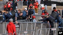 Sejumlah anggota kepolisian mendekati sebuah area menyusul penembakan yang terjadi dalam parade kemenangan Kansas City Chiefs di Kansas City, Missouri, pada 14 Februari 2024. (Foto: AP/Reed Hoffmann)