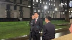 中国驻英公使杨晓光在香港经贸办新年酒会场外企图避开示威者