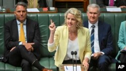 Menteri Dalam Negeri Australia Clare O'Neil dalam sesi tanya jawab di hadapan para anggota Dewan Perwakilan Rakyat di Gedung Parlemen Canberra, Australia, Rabu, 29 November 2023. (Mick Tsikas/Gambar AAP viaAP)