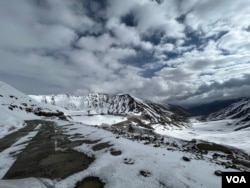 Snowy mountains in the month of June, and a road leading to Khardung La, a mountain pass in the Leh district of the Ladakh region. (Bilal Hussain/VOA)