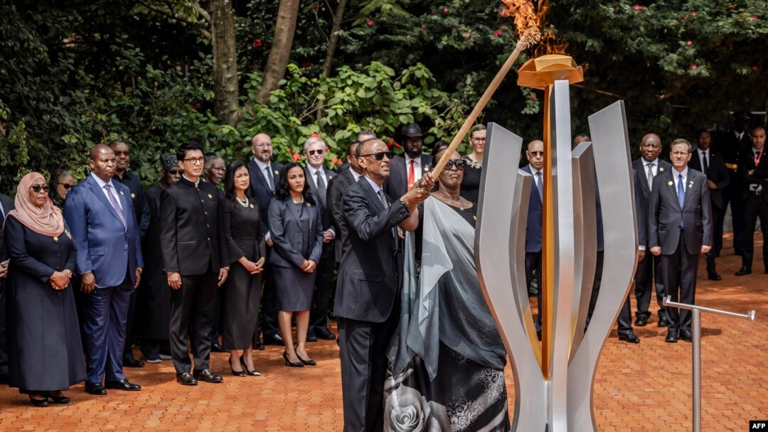Prezida Paul Kagame na Madamu Jeanette Kagame bacanye urumuri rw'icyizere ruzacyana iminsi 100 ku rwibutso rwa Jenoside rwa Kigali.