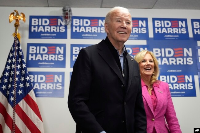 Predsjednik Joe Biden čeka da se obrati, dok stoji pored prve dame Jill Biden u svom izbornim štabu u Wilmingtonu, u Delawareu, 3. februara 2024.