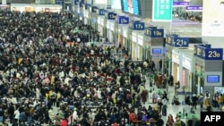 Sejumlah penumpang berkumpul di stasiun kereta api Shanghai Hongqiao di Shanghai pada 3 Februari 2024, dalam perjalanan pulang menuju kampung halaman masing-masing untuk merayakan Imlek yang jatuh pada 10 Februari 2024. (Foto: AFP)