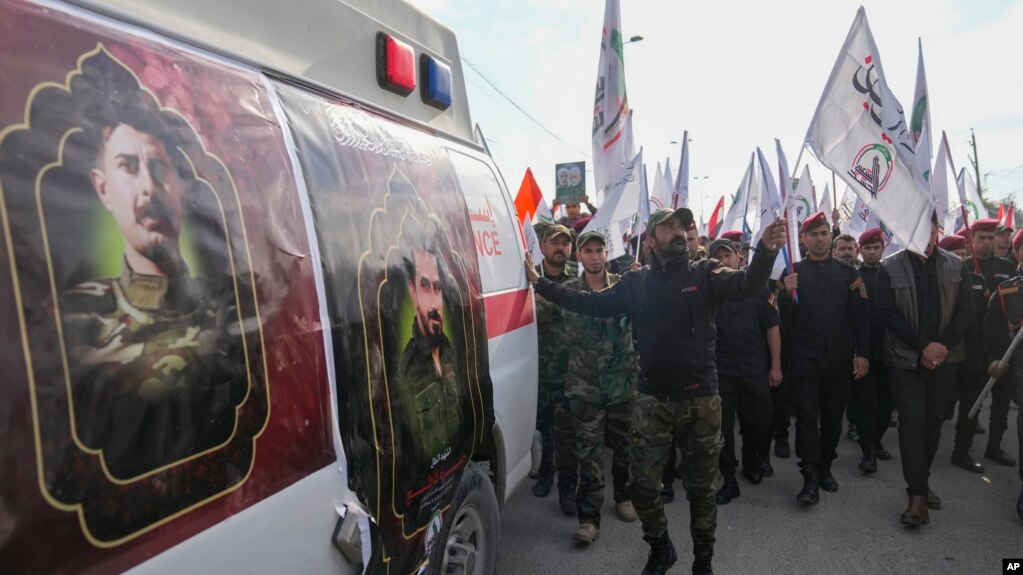 Iraklı bir Şii militan grubunun üyeleri, ABD hava saldırısında öldürülen grup üyeleri için Bağdat, Irak'ta düzenlenen cenaze törenine katıldı, 4 Şubat 2024.