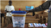 Dans un bureau de vote en lors des dernières législatives et municipales de 2020 à Yaoundé.