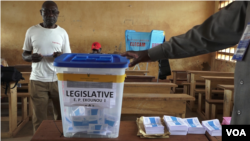 Dans un bureau de vote en lors des dernières législatives et municipales de 2020 à Yaoundé.