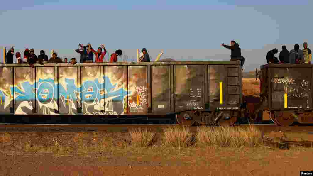 Мигранти се возат во воз кон Сиудад Хуарез, во Ла Ескуадра, Чивава, Мексико, 28 март 2023 година.