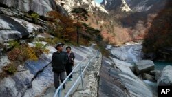 ယခင်မှတ်တမ်းရုပ်ပုံ | တောင်နဲ့ မြောက်ကိုရီးယားနှစ်နိုင်ငံအကြား ခရီးသွားလုပ်ငန်း ပူးတွဲစီမံချက် ရပ်ဆိုင်းလိုက်တဲ့ Kumgang တောင်မှာ တွေ့ရတဲ့ ခရီးသွားများ (အောက်တိုဘာ ၂၃၊ ၂၀၁၈)